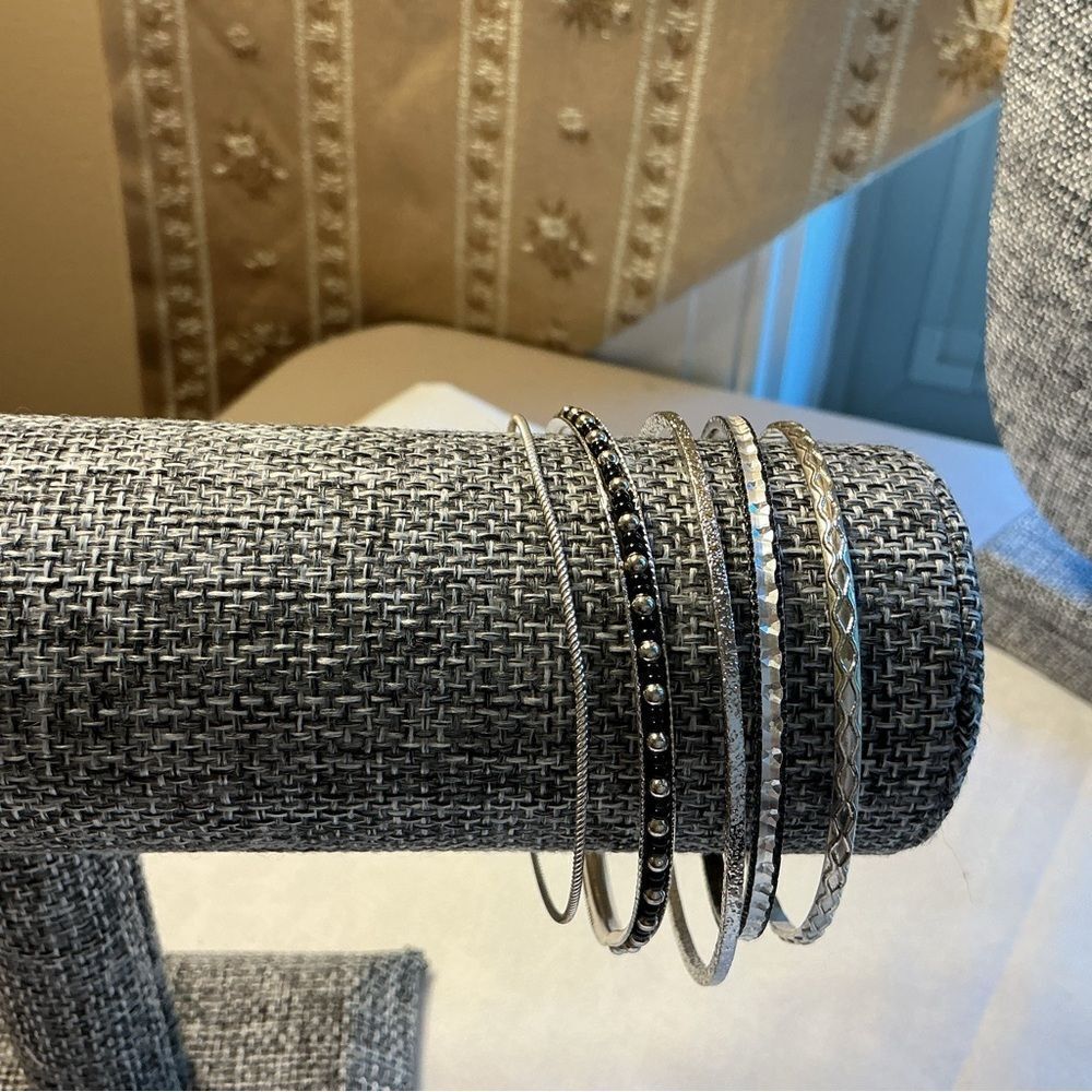 Set of 5 Bangle Bracelets in Silvertone and Black